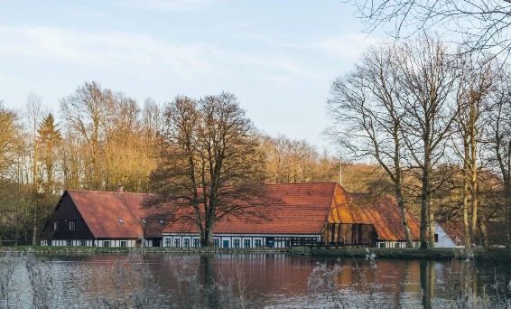 Børkop Mølle ved søen i vinterlys